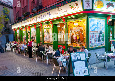 Terrasse des traditionellen Restaurants, Nachtansicht. Nuntius Straße, Madrid, Spanien. Stockfoto