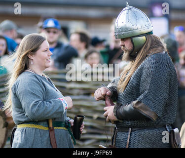 Herigeas Hundus oder Hunde des Krieges, eine sächsische Reenactment-Gruppe, zu demonstrieren, Schwert und Schild kämpfen auf dem entsprungen Festival auf Butser Ancient Farm Stockfoto