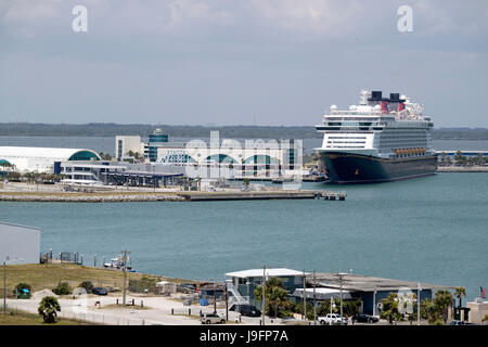 Kreuzfahrtschiff neben der Disney Cruise Line terminal in Port Canaveral Florida USA. April 2017 Stockfoto