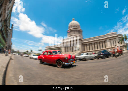 Havanna, Kuba - Juni 2011: Klassische amerikanische kubanische Oldtimer Taxi Auto geht vor dem Capitolio Gebäude in Centro Habana in Bewegung verwischen. Stockfoto