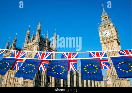 Europäische Union und Vereinigte Königreich Flagge Austritt Bunting hängen zusammen vor Big Ben und die Houses of Parliament, Westminster Palace Stockfoto