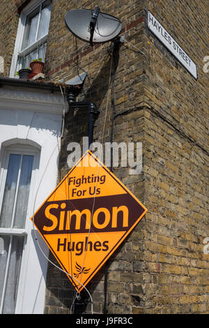 Eine allgemeine Wahl-Plakat für die Liberal Democrats Wahl Kandidaten Simon Hughes, am 1. Juni 2017, in Southwark, London, Südengland. Als ehemaliger liberaler Demokrat Wartungstafel hofft Hughes wieder seinen Sitz in den bevorstehenden Parlamentswahlen von der Arbeit, im Wahlkreis von Bermondsey und alte Southwark. Stockfoto