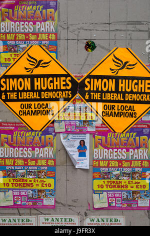 Allgemeinen Wahlplakate für die Liberal Democrats Wahl Kandidaten Simon Hughes, am 1. Juni 2017, in Walworth, Süd-London, England. Als ehemaliger liberaler Demokrat Wartungstafel hofft Hughes wieder seinen Sitz in den bevorstehenden Parlamentswahlen von der Arbeit, im Wahlkreis von Bermondsey und alte Southwark. Stockfoto