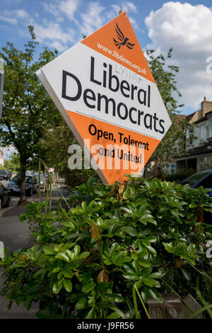 Eine allgemeine Wahl-Plakat für die Liberal Democrats politische Partei mit dem hinzugefügten Wort "Lügen" vor einem Haus in Dulwich, Southwark, am 1. Juni 2017, in Süd-London, England. Stockfoto