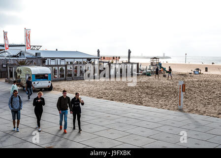 Den Haag, Niederlande - 7 August, 2016: Nicht identifizierte Personen in der Nähe der Strandbar ein windiger Tag am Strand von Den Haag Stockfoto