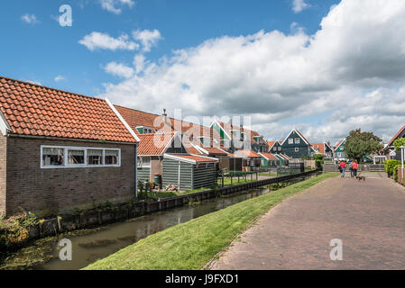 Edam, Niederlande - August 08, 2016. malerische traditionelle Häuser in Amsterdam. Es für seinen charakteristischen Holzhäuser und traditionellen Kosten bekannt ist. Stockfoto