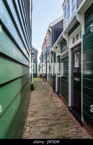 Edam, Niederlande - August 08, 2016. malerische traditionelle Häuser in Amsterdam. Es für seinen charakteristischen Holzhäuser und traditionellen Kosten bekannt ist. Stockfoto