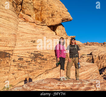 Paar sehen goldenes Licht bei Sonnenuntergang am Red Rock Canyon National Conservation Area, die ungefähr 20 Meilen von Las Vegas Stockfoto