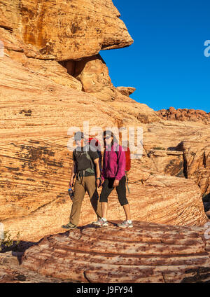 Paar Wandern im Red Rock Canyon National Conservation Area, die ungefähr 20 Meilen von Las Vegas Stockfoto