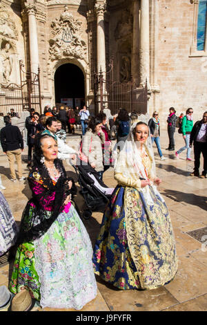 Während einer jährlichen März Festival bekannt als Las Fallas (das Feuer), Tausende von Falleras und Falleros Masse die Straßen von Valencia, Spanien Stockfoto