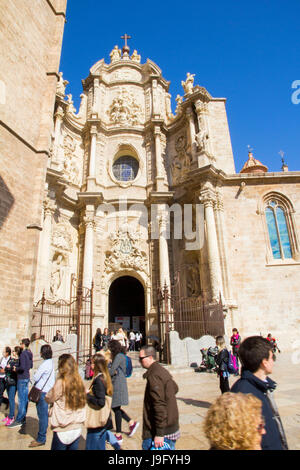 Haupteingang der Kathedrale von Valencia ist oft die "Türen der Eisen" in Bezug auf die gusseisernen Zaun, der ihn umgibt. Valencia, Spanien. Stockfoto