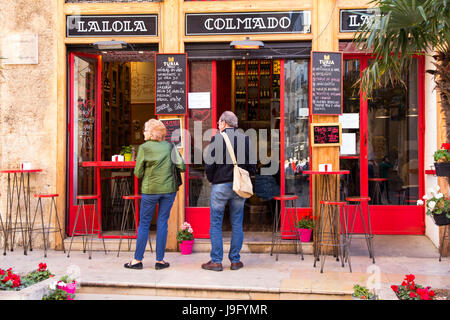 Comado La Lola ist eine stilvolle Kombination tapas bar und Lebensmittelgeschäft in der Nähe der Kathedrale von Valencia & mit valencianische Spezialitäten. Stockfoto