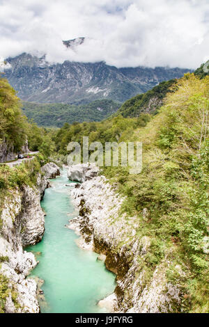 Canyon, Schlucht. Blau - grün türkis River in den slowenischen Bergen, unglaublichen Farben der Soca in Slowenien. Stockfoto