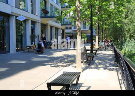 Siegesparade in trendigen East Village, ehemalige Wohnhaus des Olympia-Athleten in Stratford E20, East London, UK Stockfoto