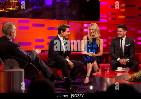 (links nach rechts) Graham Norton, Tom Cruise, Annabelle Wallis und Zac Efron während der Dreharbeiten zu the Graham Norton Show in den Londoner Studios am Freitag Abend auf BBC One ausgestrahlt werden. Stockfoto