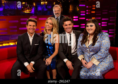 (links nach rechts) Tom Cruise, Annabelle Wallis, Graham Norton, Zac Efron und Beth Ditto während der Dreharbeiten zu the Graham Norton Show in den Londoner Studios am Freitag Abend auf BBC One ausgestrahlt werden. Stockfoto