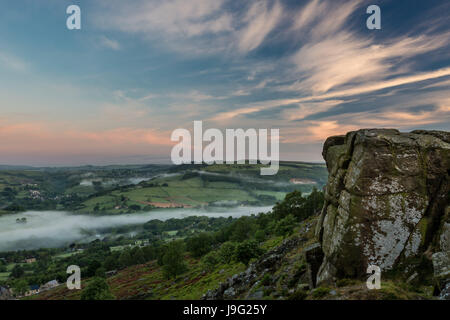 Curbar Edge Peak District bei Sonnenaufgang Stockfoto