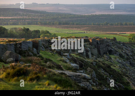 Curbar Edge Peak District bei Sonnenaufgang Stockfoto