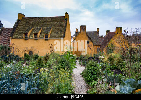 Die jakobitische Garten hinter Culross Palace in Culross, Schottland bunten Dorf während der Herbstzeit. Blick vom Garten. Stockfoto