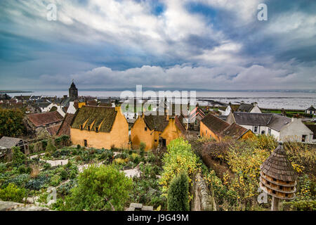 Die jakobitische Garten hinter Culross Palace in Culross, Schottland bunten Dorf während der Herbstzeit. Blick vom Garten. Stockfoto