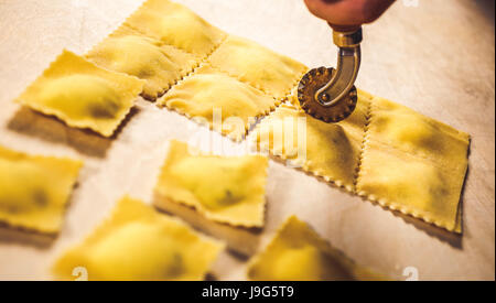 Ravioli. Typische italienische hausgemachte frische Teigwaren im Vorbereitungsprozess zum Zeitpunkt der Schnitt Stockfoto