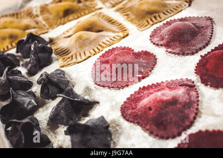 verschiedene Arten und Farben der hausgemachte frische gefüllte pasta Stockfoto