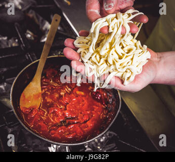 Umbrien Stringozzi (besondere hausgemachte frische Nudeln ohne Ei) bereit, in ihre Kleidung aus Tomaten, Knoblauch und würziger Pfeffer gehen Stockfoto