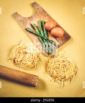 Tagliatelle, Eiern und Spargel, Mittelmeer-Diät-Zutaten Stockfoto