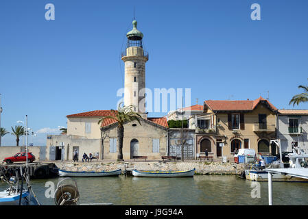Der Leuchtturm und die Einfahrt zum alten Hafen von Le Grau-du-Roi oder Le Grau du Roi in der Gard Département Camargue-Provence-Frankreich Stockfoto