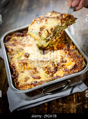 Lasagne Bolognese. Typische hausgemachte frische grüne Nudeln gekocht im Ofen. Stockfoto