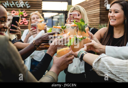 Tausendjährige Frau auf einem Casamigos-cocktail-Party-Event in West Hollywood Stockfoto