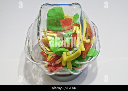 Glas, die köstliche Frucht enthält geformt gummies Stockfoto