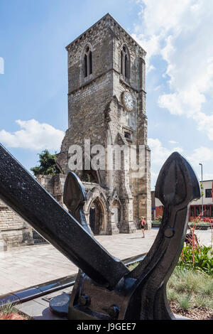 England, Hampshire, Southampton, Kirche der Heiligen Rood Ruinen und QEII Anker, Stockfoto