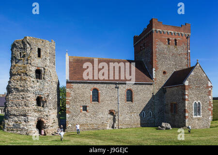 England, Kent, Dover, Dover Castle, römische Leuchtturm aka Roman Pharos und Maria in Castro Kirche, Stockfoto