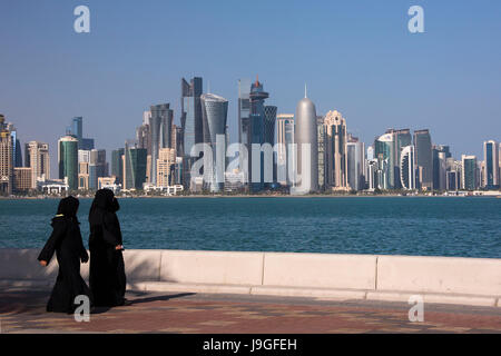 Katar, Doha City, The Corniche, West Bay skyline Stockfoto