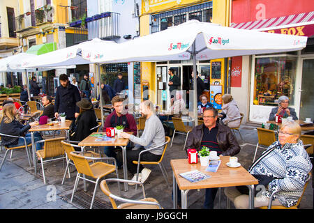 Sidewalk Cafe an der Plaza del Mercado in Valencia, Spanien. Stockfoto