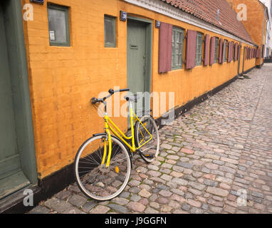 Fahrrad gelehnt Wand draußen Reihe von Hütten, Kopenhagen, Dänemark Stockfoto