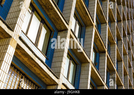 Wohn Zellen von der Herberge Gebäude. Fassade des Gebäudes mit vielen Fenstern. Perspektivische Ansicht nach unten. Architektonischen Hintergrund Stockfoto