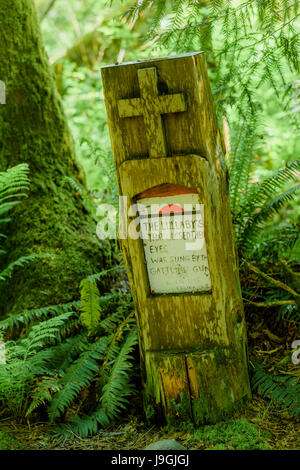 Verrückte Wald Installation durch exzentrischen Künstlers George Sawchuk, Fanny Bay, British Columbia, Kanada. Stockfoto