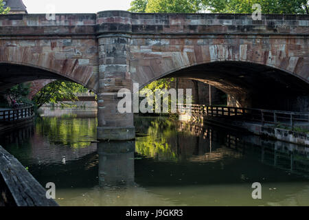 Fluss Pegnitz und Steubenbrücke (Franz-Josef-Strauß-Brücke) in Nürnberg, Nürnberg, Bayern, Deutschland. Stockfoto