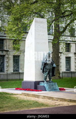 Korean War Memorial. Portland-Stein Obelisk & Bronze Statue des Bildhauers Philip Jackson, Victoria Embankment Gardens, London Stockfoto