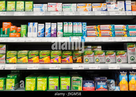 Lemsip und andere Erkältung und Grippe Relief-Produkte im Supermarkt. UK Stockfoto