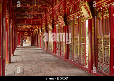 Flur und roten Türen in die verbotene lila Stadt, historische Zitadelle in Hue (Reichsstadt), Hue, North Central Coast, Vietnam Stockfoto