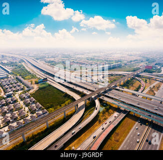 Luftaufnahme Autobahnkreuz. Viel befahrenen Autobahn aus Vogelperspektive.  Städtischen Autobahn und Lifestyle-Konzept. Autobahn in den eastern Highway von Bangkok Thailand genommen Stockfoto