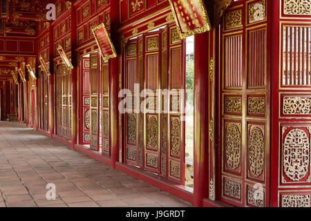 Flur und roten Türen in die verbotene lila Stadt, historische Zitadelle in Hue (Reichsstadt), Hue, North Central Coast, Vietnam Stockfoto