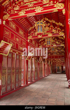 Flur und roten Türen in die verbotene lila Stadt, historische Zitadelle in Hue (Reichsstadt), Hue, North Central Coast, Vietnam Stockfoto