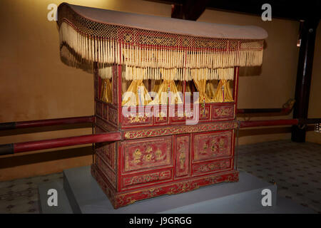 Wurf oder Kieu für den Transport von Kaiser, Dien Tho Palast, historische Zitadelle in Hue (Reichsstadt), Hue, North Central Coast, Vietnam Stockfoto