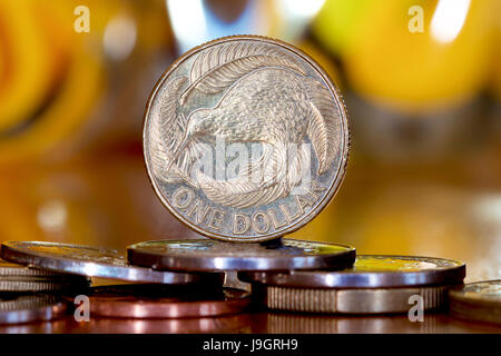 Neuseeland-Dollar auf einem Bett aus Münzen. Stockfoto