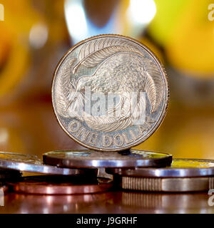 Neuseeland-Dollar auf einem Bett aus Münzen. Stockfoto