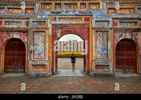 Tourist in Cua Tho Chi Tor, historische Zitadelle in Hue (Reichsstadt), Hue, North Central Coast, Vietnam (MR) Stockfoto